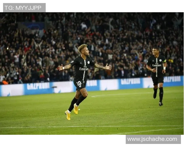 足球明星抱胸姿态展现自信魅力的精彩瞬间合集